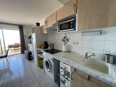 Cuisine ou kitchenette dans l'établissement Appartement T2 avec terrasse, climatisation et parking à Capbreton - FR-1-413-236