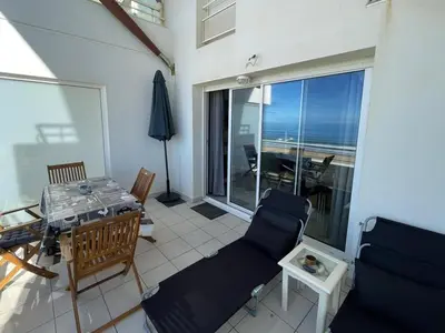 Coin salon dans l'établissement Appartement T2 avec terrasse, climatisation et parking à Capbreton - FR-1-413-236