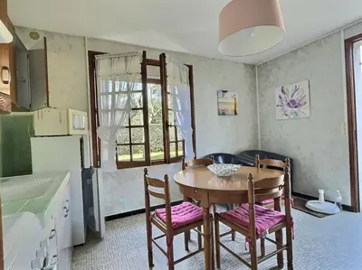 Cuisine ou kitchenette dans l'établissement Appartement T2 Nord Est à 300m des plages