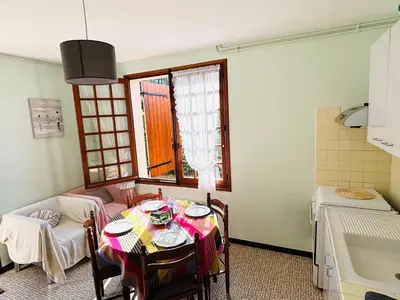 Cuisine ou kitchenette dans l'établissement Appartement T2 Est à 300m des plages
