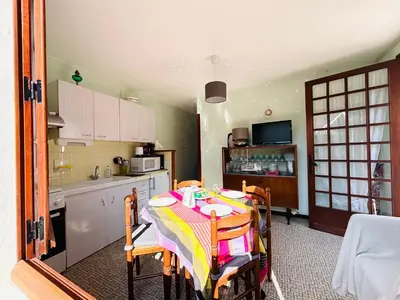 Cuisine ou kitchenette dans l'établissement Appartement T2 Est à 300m des plages