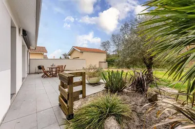 Jardin de l'établissement Maison Moderne à 10min des lacs - 6 couchages