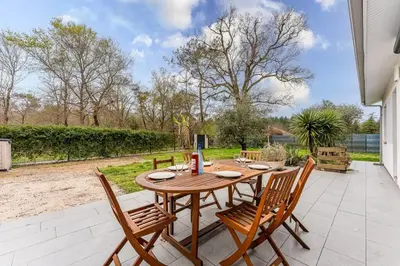 Jardin de l'établissement Maison Moderne à 10min des lacs - 6 couchages