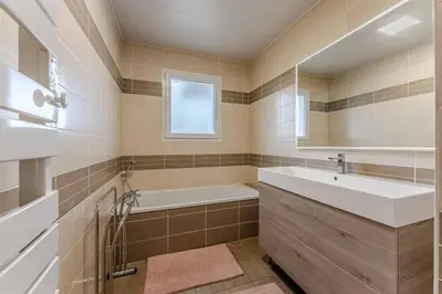 Salle de bains dans l'établissement Maison Moderne à 10min des lacs - 6 couchages