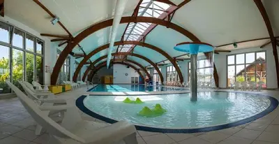 Piscine de l'établissement Mobilhome 422 3ch/1 sdb camping 4* La Réserve SIBLU Gastes ou située à proximité