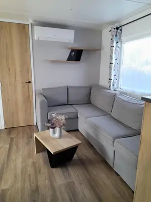 Coin salon dans l'établissement Mobilhome 422 3ch/1 sdb camping 4* La Réserve SIBLU Gastes