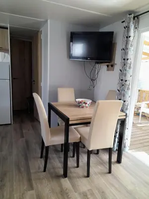 Télévision ou salle de divertissement dans l'établissement Mobilhome 422 3ch/1 sdb camping 4* La Réserve SIBLU Gastes