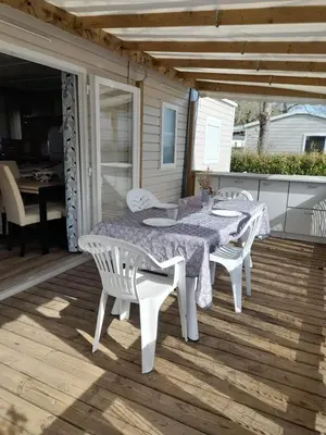 Balcon ou terrasse dans l'établissement Mobilhome 422 3ch/1 sdb camping 4* La Réserve SIBLU Gastes