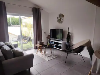 Télévision ou salle de divertissement dans l'établissement Maison chaleureuse au calme