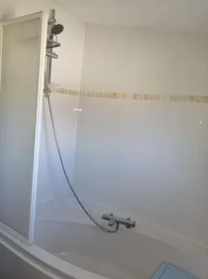 Salle de bains dans l'établissement Maison chaleureuse au calme