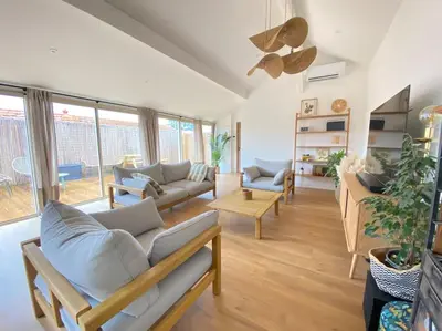 Coin salon dans l'établissement Villa Genêts - 3 suites parentales avec terrasse et piscine - Proche plage