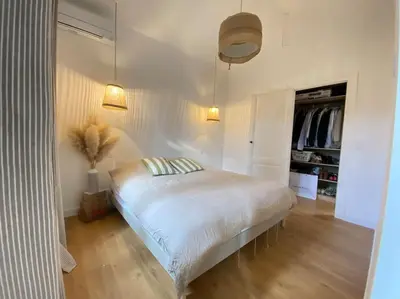 Un ou plusieurs lits dans un hébergement de l'établissement Villa Genêts - 3 suites parentales avec terrasse et piscine - Proche plage