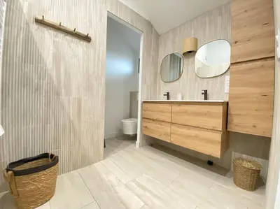 Salle de bains dans l'établissement Villa Genêts - 3 suites parentales avec terrasse et piscine - Proche plage