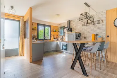 Cuisine ou kitchenette dans l'établissement Comme Un Petit Chalet