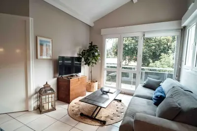 Télévision ou salle de divertissement dans l'établissement Cozy apartment by the sea
