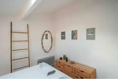 Un ou plusieurs lits dans un hébergement de l'établissement Cozy apartment by the sea