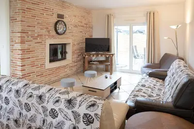 Télévision ou salle de divertissement dans l'établissement Maison familiale proche du lac