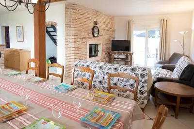 Télévision ou salle de divertissement dans l'établissement Maison familiale proche du lac
