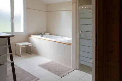 Salle de bains dans l'établissement Maison familiale proche du lac