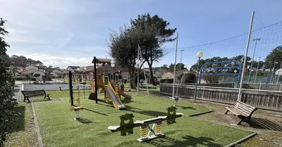 Aire de jeux pour enfants de l'établissement *Jolie maison proche plage et lac marin, avec piscine, tennis à Soustons Plage*