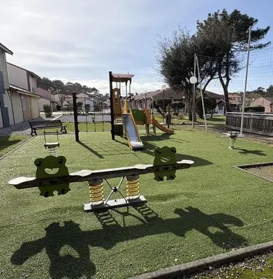 Aire de jeux pour enfants de l'établissement *Jolie maison proche plage et lac marin, avec piscine, tennis à Soustons Plage*