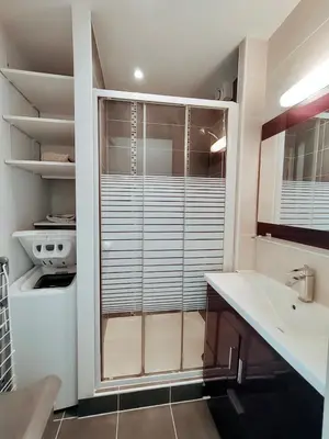 Salle de bains dans l'établissement T2 Vue Piscine et Lac