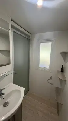 Salle de bains dans l'établissement Sbvacances Mobil Home 3ch 2sdb sur Magnifique emplacement avec vue sur la forêt des landes