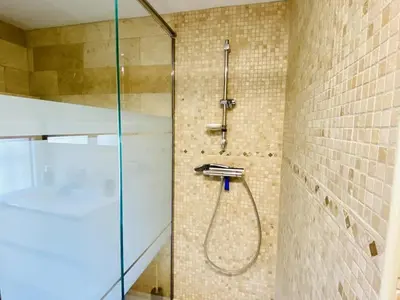 Salle de bains dans l'établissement Maison 6 pers proche plage Santocha avec jardin clôturé et parking - FR-1-413-173