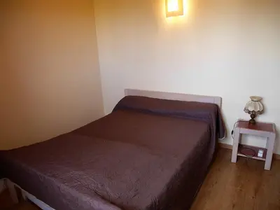 Un ou plusieurs lits dans un hébergement de l'établissement Maison 6 pers proche plage Santocha avec jardin clôturé et parking - FR-1-413-173