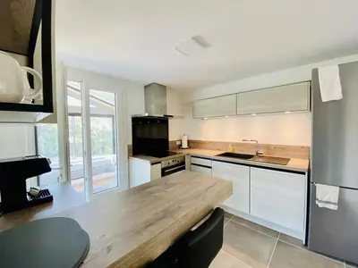 Cuisine ou kitchenette dans l'établissement Maison 6 pers proche plage Santocha avec jardin clôturé et parking - FR-1-413-173