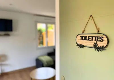 Télévision ou salle de divertissement dans l'établissement Chalet Paisible proche du Lac