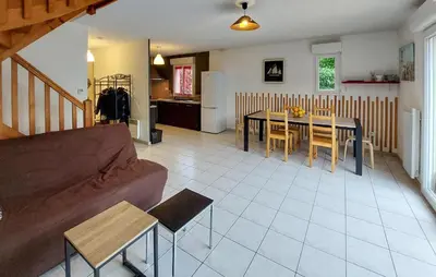 Coin salon dans l'établissement Stunning Home In Angresse With Kitchen
