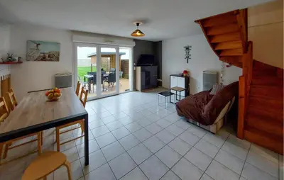 Coin salon dans l'établissement Stunning Home In Angresse With Kitchen