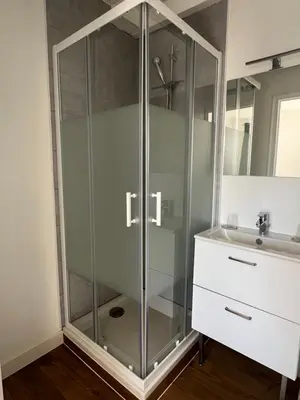 Salle de bains dans l'établissement Hôtel Restaurant La Tonnelle