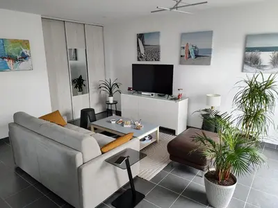 Télévision ou salle de divertissement dans l'établissement Maison moderne à Mimizan Idéale pour un séjour au calme