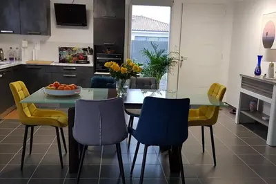 Cuisine ou kitchenette dans l'établissement Maison moderne à Mimizan Idéale pour un séjour au calme