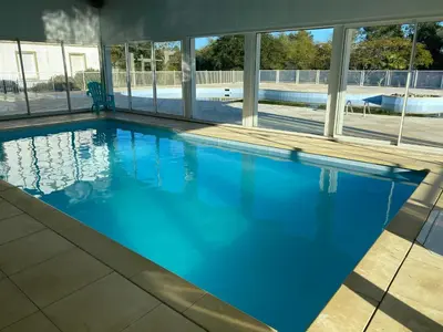 Piscine de l'établissement Maisonnette avec terrasse village vacances, Draps en option ou située à proximité