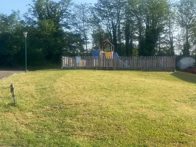 Jardin de l'établissement Maisonnette avec terrasse village vacances, Draps en option