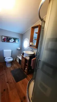 Salle de bains dans l'établissement Chambre d'hôtes La Perla du Teich, piscine chauffée