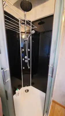 Salle de bains dans l'établissement Chambre d'hôtes La Perla du Teich, piscine chauffée