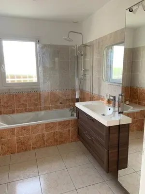 Salle de bains dans l'établissement Maison proche Hossegor