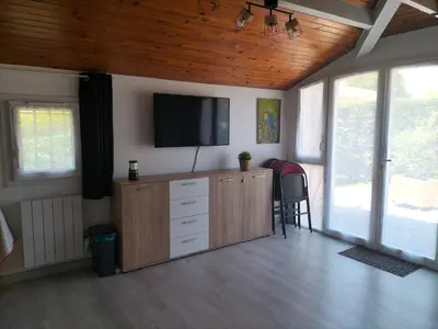 Télévision ou salle de divertissement dans l'établissement Studio proche des thermes, des barthes, des plages et de Dax !