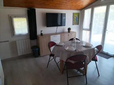 Télévision ou salle de divertissement dans l'établissement Studio proche des thermes, des barthes, des plages et de Dax !