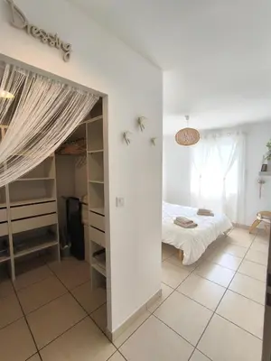 Un ou plusieurs lits dans un hébergement de l'établissement Location maison avec piscine pour 6 personnes