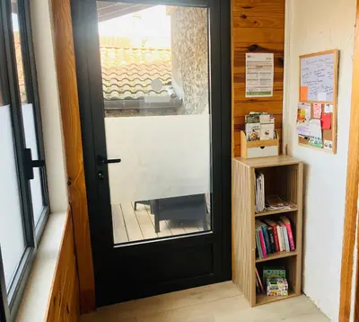Bibliothèque dans la maison d'hôtes