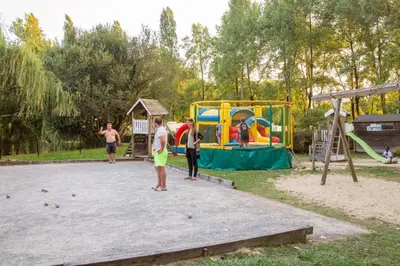 Aire de jeux pour enfants de l'établissement Camping maeva Respire La Comtesse