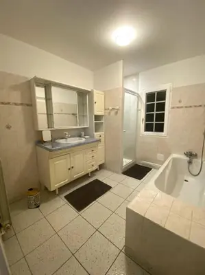 Salle de bains dans l'établissement La maison du Haou