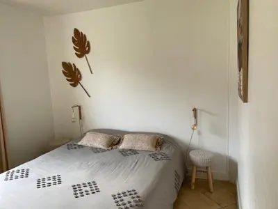 Un ou plusieurs lits dans un hébergement de l'établissement Chalet entre océan et foret au calme