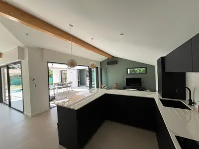 Cuisine ou kitchenette dans l'établissement Villas-des-oyats - Ophila - 8 personnes climatisée piscine chauffée