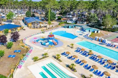 Piscine de l'établissement MH 472 TOUT CONFORT de 36M2 3 chambres 1 salle de bain idéalement situé dans camping 4 étoiles ou située à proximité